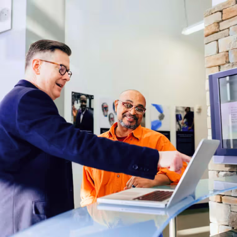 Imagen que muestra a profesionales de la cadena de suministro utilizando relatico: el software SRM para la gestión estratégica Lieferant