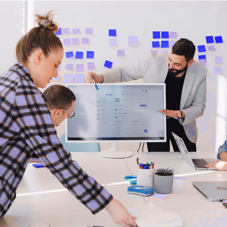 Imagen que muestra a profesionales colaborando en la cadena de suministro utilizando relatico: el software SRM para la gestión estratégica Lieferant
