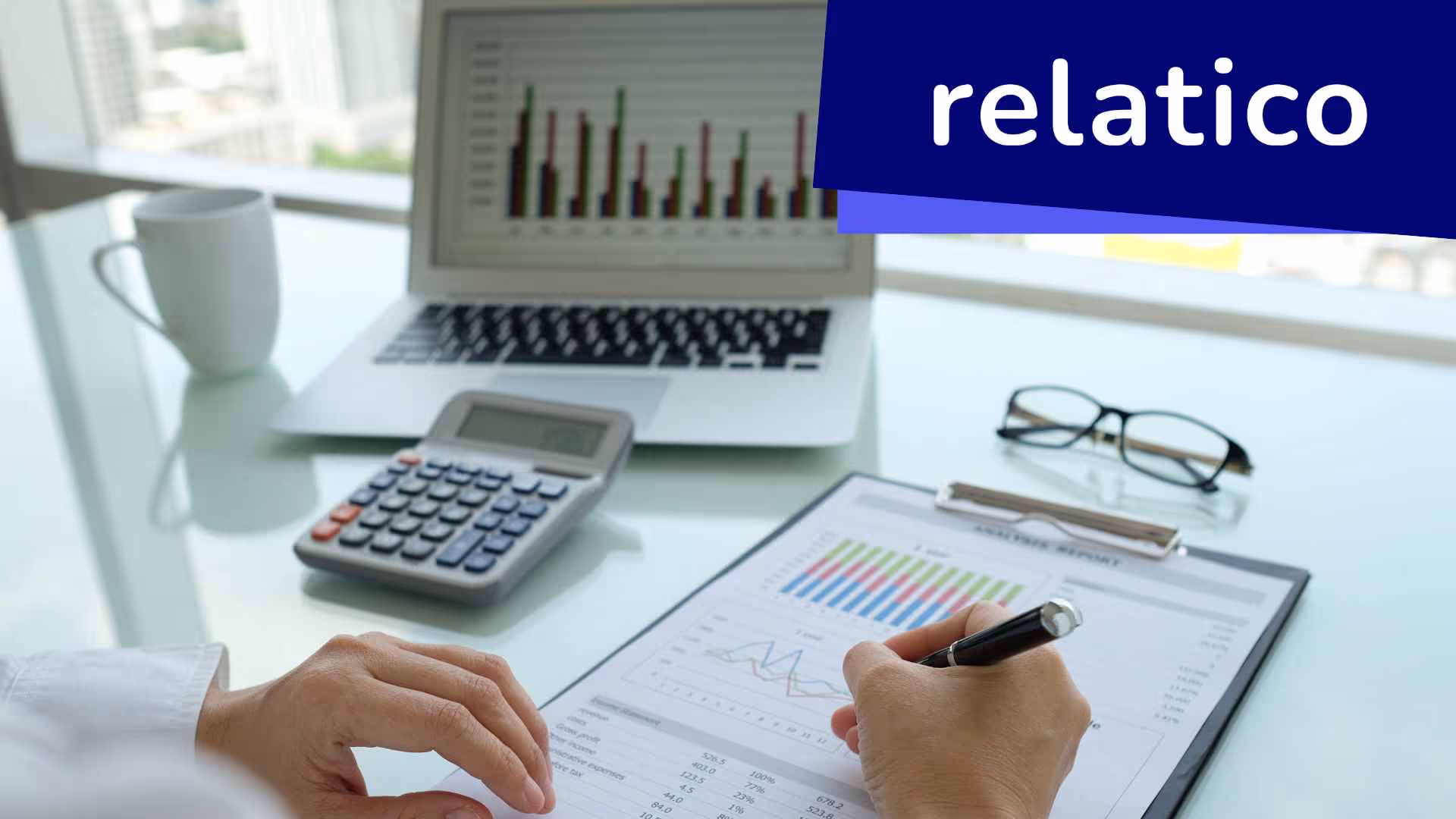 La Directiva sobre informes de sostenibilidad empresarial (CSRD) obliga a las empresas europeas a elaborar informes exhaustivos de sostenibilidad, ampliando su ámbito de aplicación para incluir a las pymes. Las empresas deben informar tanto sobre el impacto ambiental y social como sobre los riesgos financieros, siguiendo las Normas Europeas para la Elaboración de Informes de Sostenibilidad (ESRS) y utilizando el formato iXBRL.
