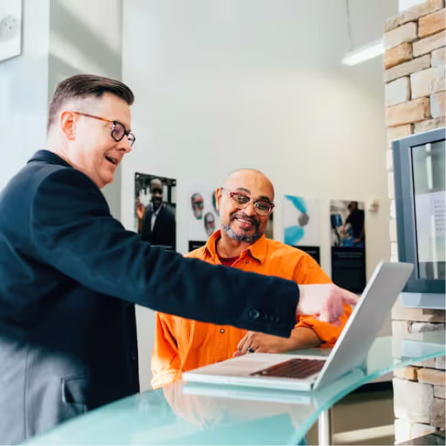 Foto de archivo de un trabajador de la cadena de suministro que utiliza el software de gestión relatico Lieferant .